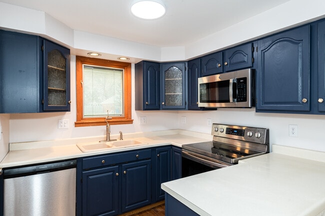 Building Photo - 6757 Summerdale Dr
