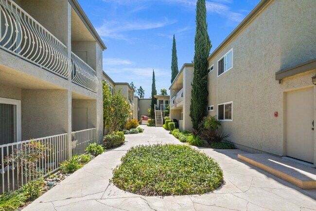 Building Photo - Stunning, Serene, 2-Bed, 2-Bath Condo in highly sought after Del Cerro area in San Diego CA