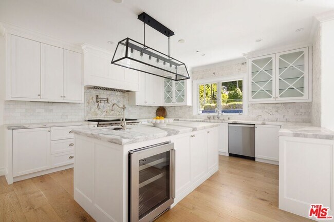 Building Photo - 1214 Coldwater Canyon Dr