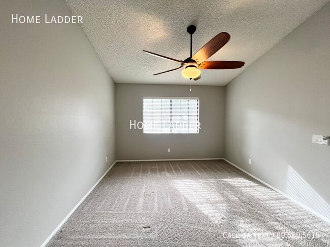 Building Photo - Gilbert 2-Bedroom Townhome with Modern Upg...