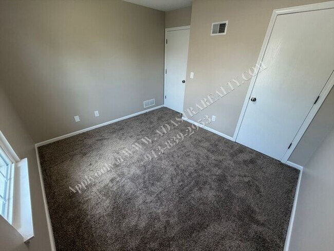 Building Photo - Beautiful Townhome in Olathe-Available NOW!!