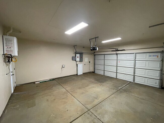 Building Photo - Paradise 2 bed 2 bath with 2 bonus rooms! Newer construction 1700+sqft