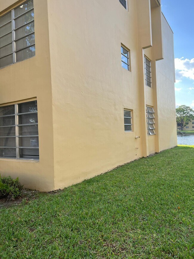 Building Photo - 5980 NW 64th Ave