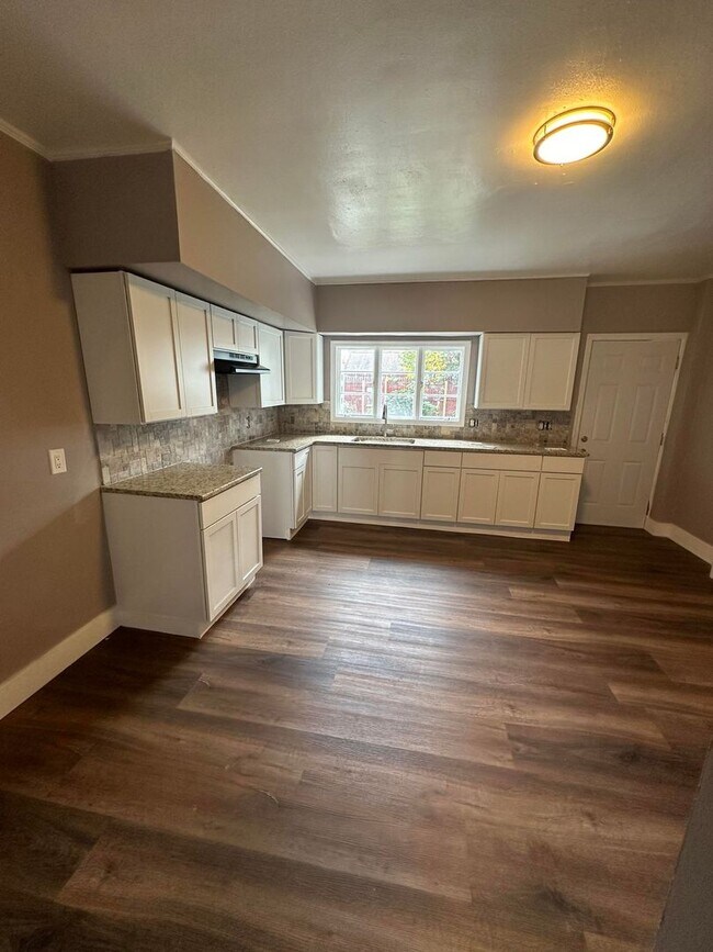 Building Photo - 3 bed, 1 bath apartment in lansfod