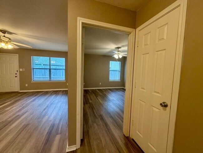 Building Photo - 2 Bedroom, 2 Bathroom Duplex!