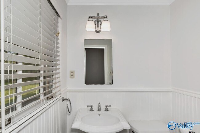 Building Photo - 2320 Rodgers Dr NE