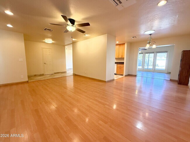 Building Photo - 710 E Hermosa Dr