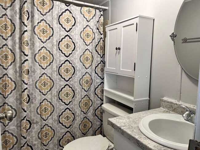 Building Photo - Country Living!