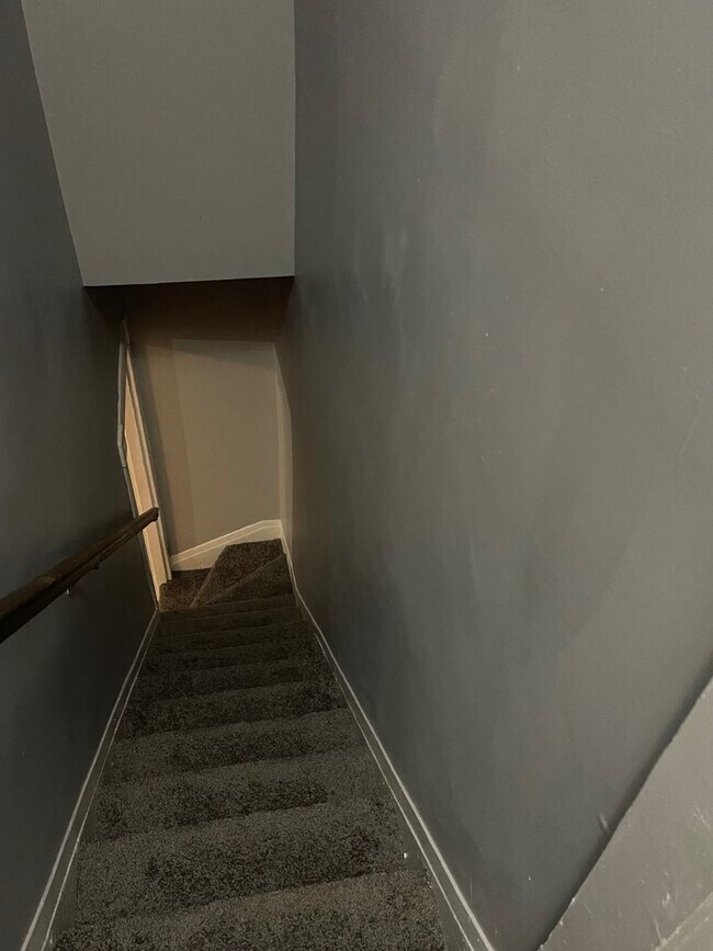 Building Photo - Three Bedroom One Bathroom Ready For ASAP Move In