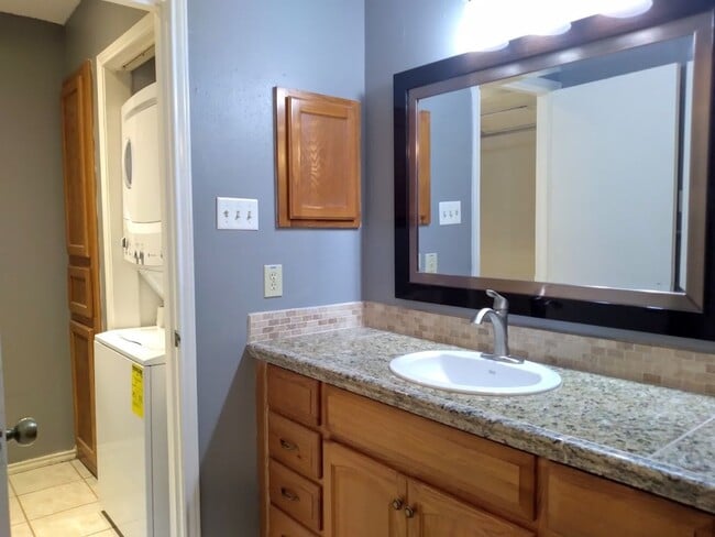 Building Photo - Available Now! GORGEOUS 1 Bedroom 1 Bath CONDO NEAR MEDICAL CENTER!