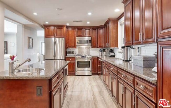 Building Photo - 918 S Wooster St