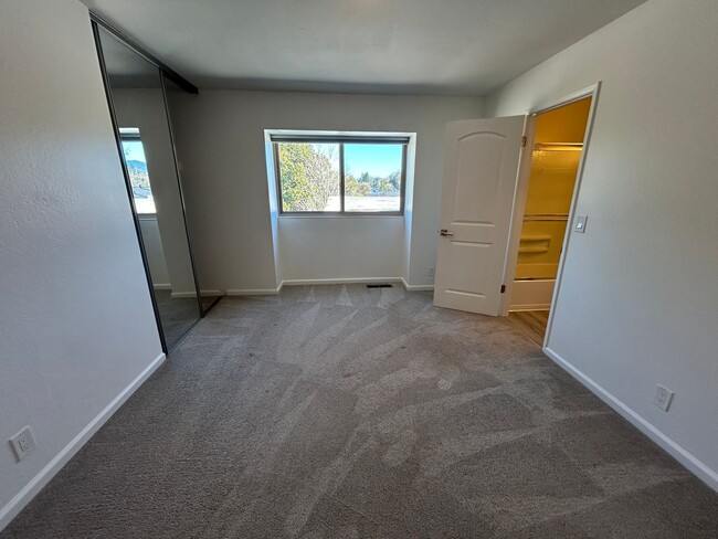 Building Photo - Move-In-Ready two-story townhome located o...