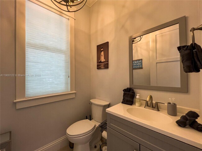 Building Photo - 545 SW Indianola St