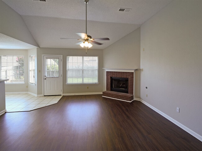 Building Photo - 3 Bedroom, 2 Bath Near Whitten and Dexter