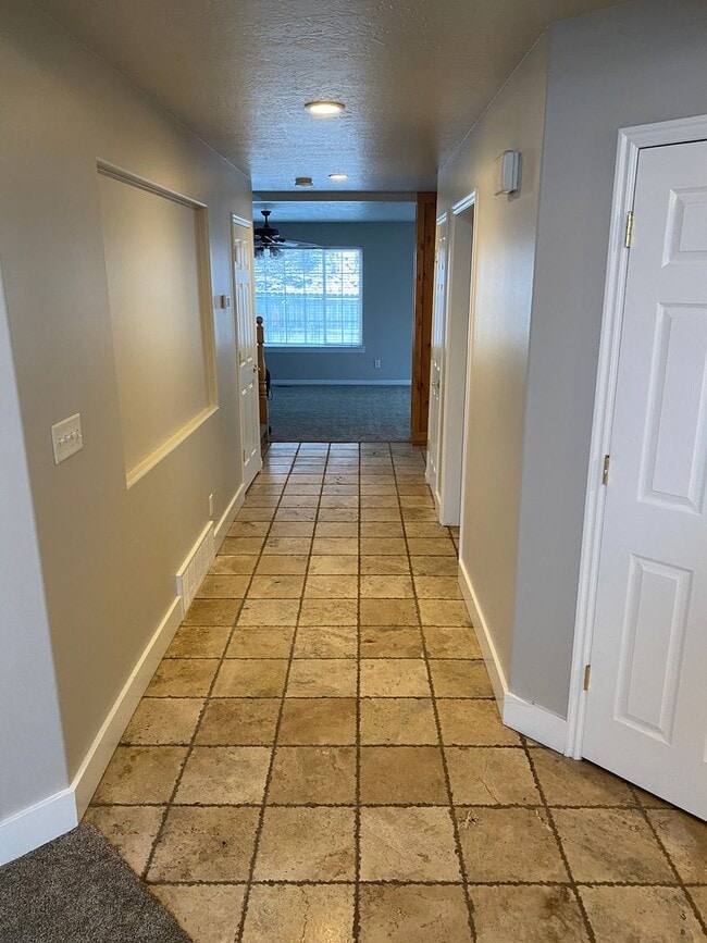 Building Photo - Nice home in great location