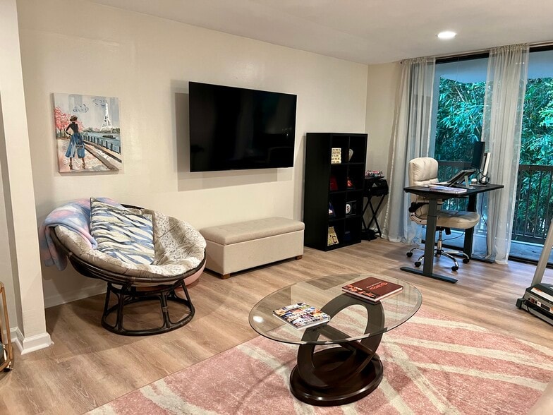 Living room - 911 N Kings Rd