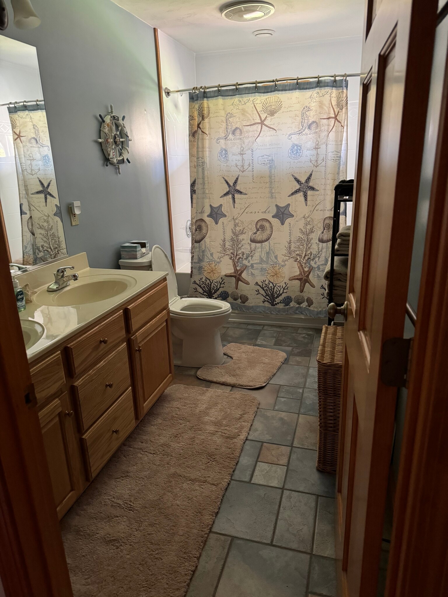 Shared bathroom with one other personn - 421 Oakhill Ave
