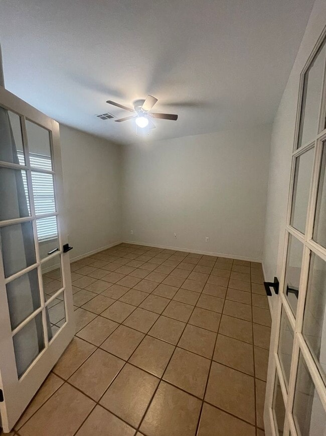 Building Photo - Gorgeous 4 bedroom/3 bathroom home located...