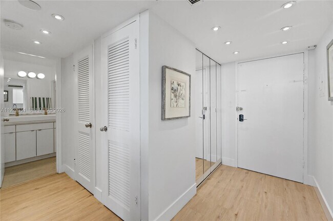 Building Photo - 100 Lincoln Rd