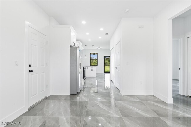 Building Photo - 922 Dobbins St E