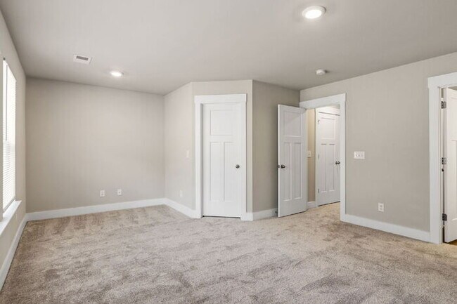 Building Photo - Craftsman 3BD Townhome Near Downtown Greenville | Garage + Granite Kitchen