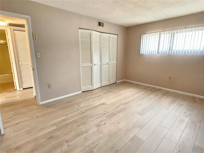 Building Photo - 509 W Venice Ave