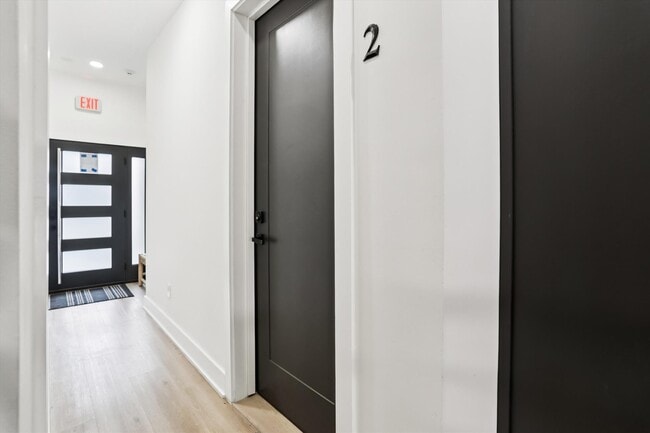 Building Photo - 517 Montana Ave NE