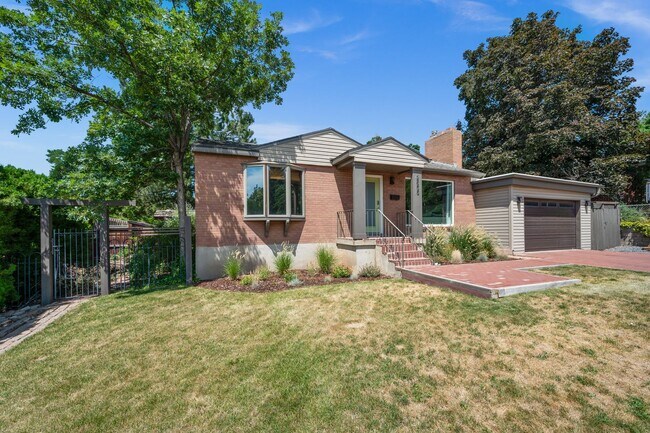 Building Photo - Beautifully Updated Holladay Home!