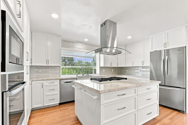 Building Photo - Million Dollar Views! Available Now!