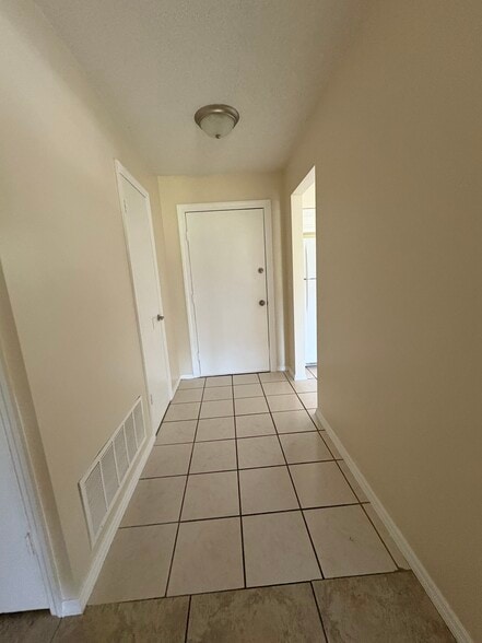 Entry - 914 Osceola Trl