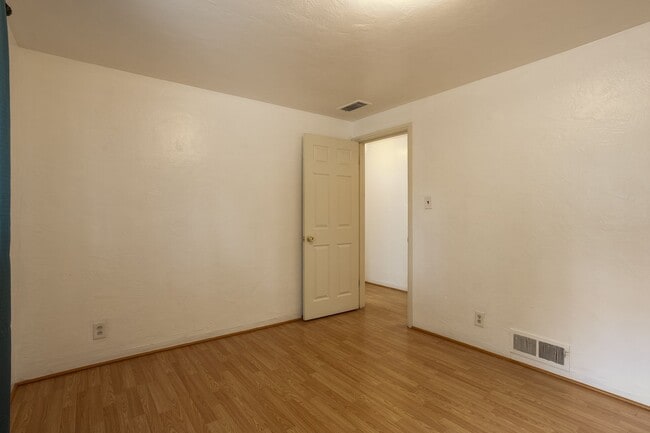 Building Photo - Centrally Located 3 Bedroom 1 Bathroom In ...
