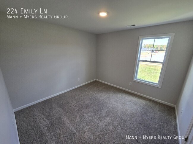 Building Photo - 224 Emily Ln