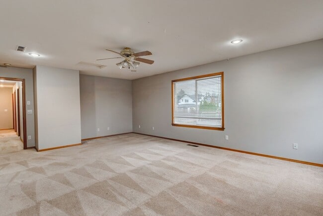 Building Photo - 4 bedroom, 3 bath Dog Friendly Home!