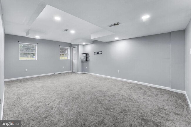 Building Photo - 5285 Stowe Ln