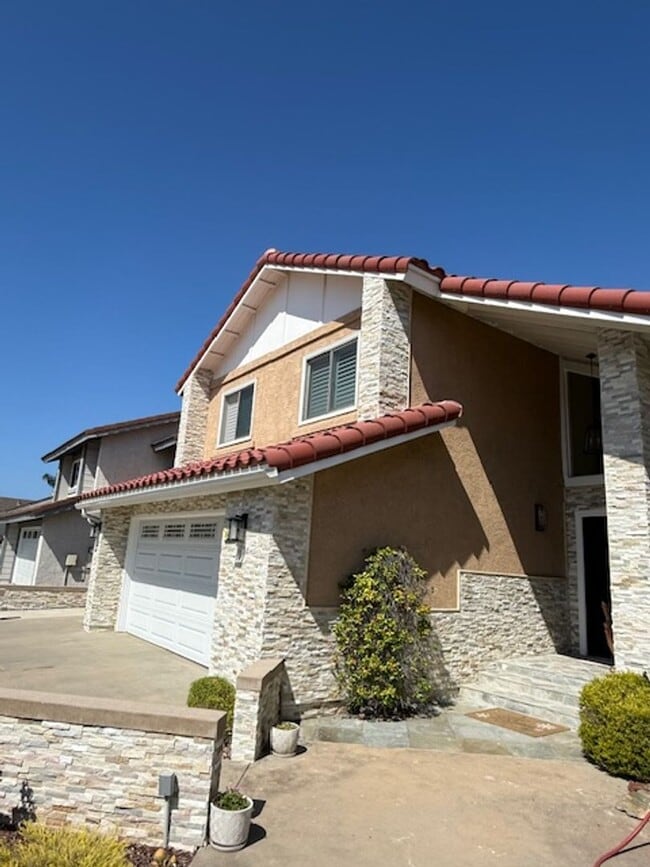 Building Photo - Fully Furnished 5 bedroom home