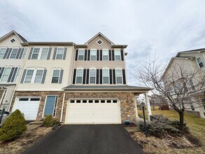Building Photo - Stunning 3 Bed 2/2 Bath End-Unit Townhome In Desired Stone Ridge South
