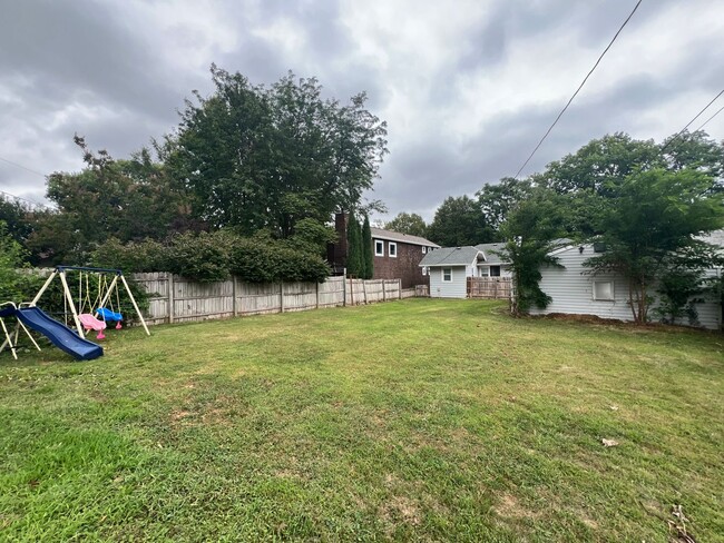 Building Photo - Huge Garage, Fenced Backyard, Laundry
