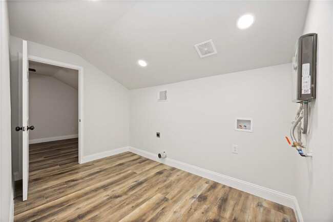 Building Photo - 3806 Zephyr St