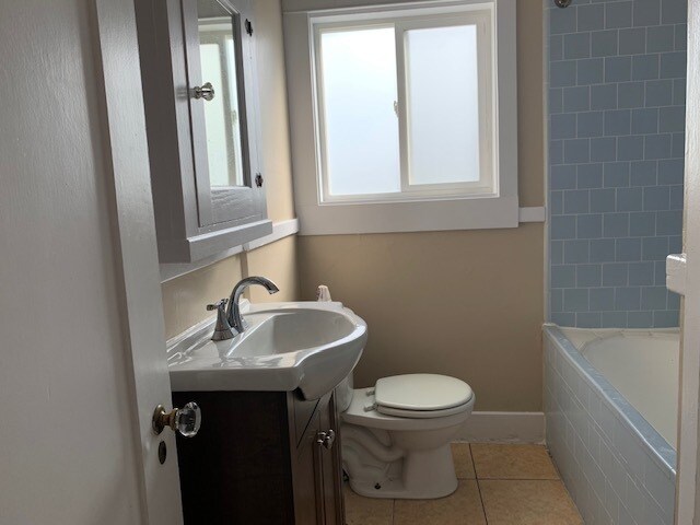 Bath with tub - 687 W 11th St