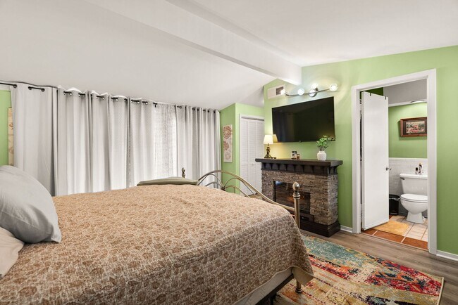 Building Photo - Furnished 3 Bedroom Lakewood Home with Lake View
