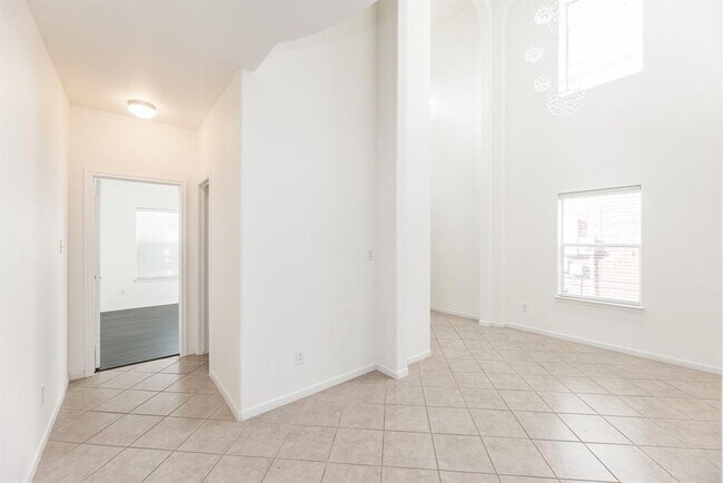 Building Photo - 25951 Ravenside Dr