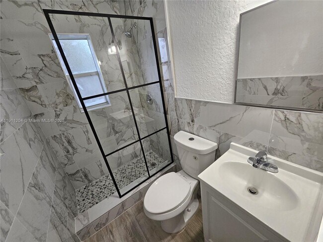 Building Photo - 118 NW 8th Ave