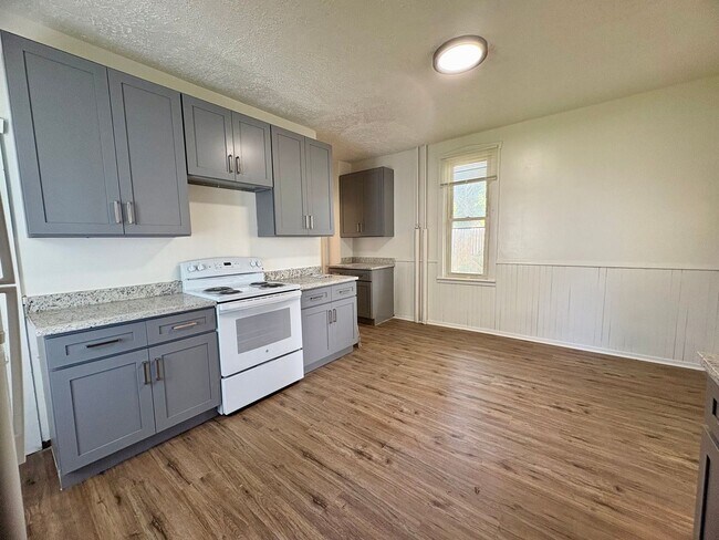 Building Photo - NWA - Owner Contribution Needed - 539 &amp; 541 S Market St