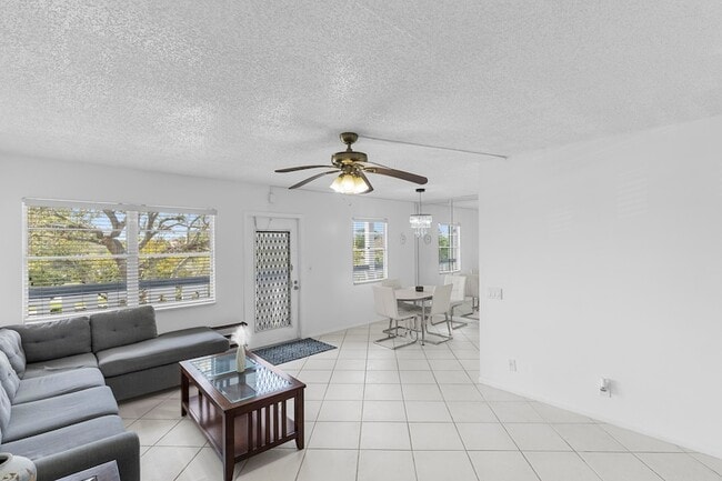 Building Photo - 3028 Harwood D