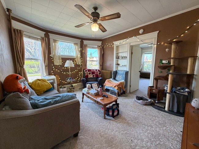 Building Photo - 1st Floor 2 Bedroom Apartment w/ Private Basement - Available July 1st