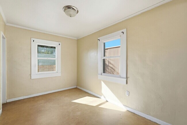 Building Photo - 3226 E Bermuda St