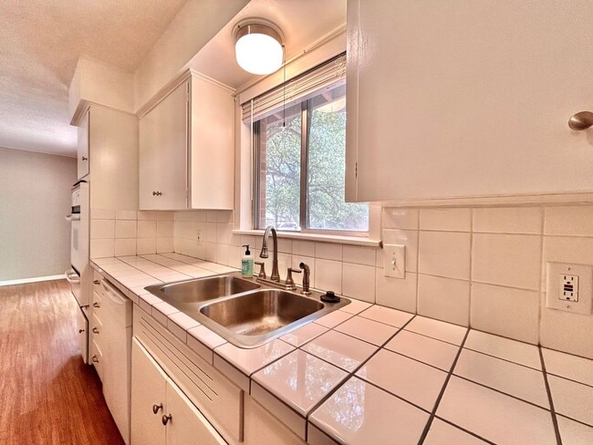 Building Photo - 3 Bed, 2 Bath Home – Fully Equipped & Move...