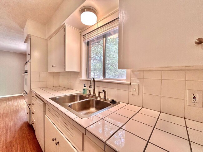 Building Photo - 3 Bed, 2 Bath Home – Fully Equipped & Move-In Ready!