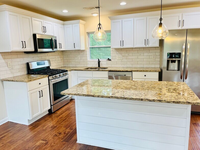 Building Photo - 2270 Miriam Ln