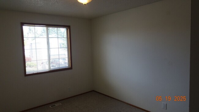 Building Photo - ~Beautiful Two-story Home Located in the N...